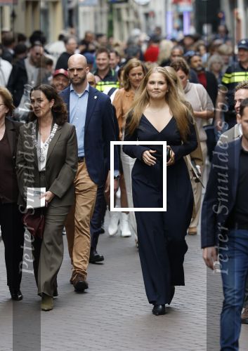 Amsterdam 17 april 2027
Prinses Amalia bezoekt op uitnodiging van Burgemeester Femke Halsema diverse plekken in Amsterdam waaronder os de Zeedijk / wallen .