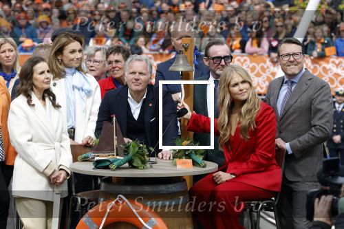 Dokkum 27 april 2026
Koningsdag is dit jaar in Dokkum . Namens de koninklijke familie zijn aanwezig : Koning Willem Alexander Koningin Maxima Prinses Amalia Prinses Alexia Prinses Ariane Prins Constantijn Prinses Laurentien Prins Maurits Prinses Marilene Prins Bernhard Prins Floris Prinses Aimee Prins Pieter Christiaan en Prinses Anita .