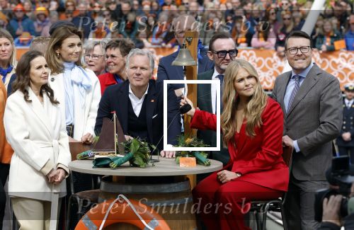 Dokkum 27 april 2026
Koningsdag is dit jaar in Dokkum . Namens de koninklijke familie zijn aanwezig : Koning Willem Alexander Koningin Maxima Prinses Amalia Prinses Alexia Prinses Ariane Prins Constantijn Prinses Laurentien Prins Maurits Prinses Marilene Prins Bernhard Prins Floris Prinses Aimee Prins Pieter Christiaan en Prinses Anita .
