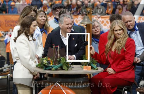 Dokkum 27 april 2026
Koningsdag is dit jaar in Dokkum . Namens de koninklijke familie zijn aanwezig : Koning Willem Alexander Koningin Maxima Prinses Amalia Prinses Alexia Prinses Ariane Prins Constantijn Prinses Laurentien Prins Maurits Prinses Marilene Prins Bernhard Prins Floris Prinses Aimee Prins Pieter Christiaan en Prinses Anita .