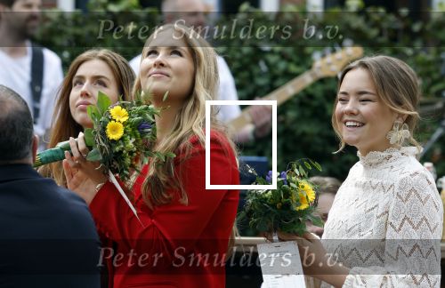 Dokkum 27 april 2026
Koningsdag is dit jaar in Dokkum . Namens de koninklijke familie zijn aanwezig : Koning Willem Alexander Koningin Maxima Prinses Amalia Prinses Alexia Prinses Ariane Prins Constantijn Prinses Laurentien Prins Maurits Prinses Marilene Prins Bernhard Prins Floris Prinses Aimee Prins Pieter Christiaan en Prinses Anita .