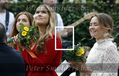 Dokkum 27 april 2026
Koningsdag is dit jaar in Dokkum . Namens de koninklijke familie zijn aanwezig : Koning Willem Alexander Koningin Maxima Prinses Amalia Prinses Alexia Prinses Ariane Prins Constantijn Prinses Laurentien Prins Maurits Prinses Marilene Prins Bernhard Prins Floris Prinses Aimee Prins Pieter Christiaan en Prinses Anita .
