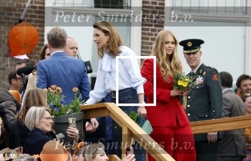 Dokkum 27 april 2026
Koningsdag is dit jaar in Dokkum . Namens de koninklijke familie zijn aanwezig : Koning Willem Alexander Koningin Maxima Prinses Amalia Prinses Alexia Prinses Ariane Prins Constantijn Prinses Laurentien Prins Maurits Prinses Marilene Prins Bernhard Prins Floris Prinses Aimee Prins Pieter Christiaan en Prinses Anita .