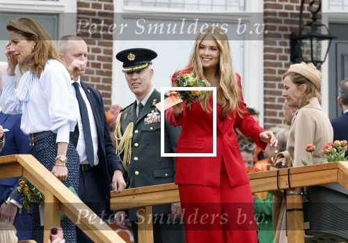 Dokkum 27 april 2026
Koningsdag is dit jaar in Dokkum . Namens de koninklijke familie zijn aanwezig : Koning Willem Alexander Koningin Maxima Prinses Amalia Prinses Alexia Prinses Ariane Prins Constantijn Prinses Laurentien Prins Maurits Prinses Marilene Prins Bernhard Prins Floris Prinses Aimee Prins Pieter Christiaan en Prinses Anita .