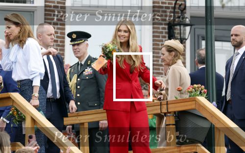 Dokkum 27 april 2026
Koningsdag is dit jaar in Dokkum . Namens de koninklijke familie zijn aanwezig : Koning Willem Alexander Koningin Maxima Prinses Amalia Prinses Alexia Prinses Ariane Prins Constantijn Prinses Laurentien Prins Maurits Prinses Marilene Prins Bernhard Prins Floris Prinses Aimee Prins Pieter Christiaan en Prinses Anita .