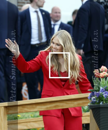Dokkum 27 april 2026
Koningsdag is dit jaar in Dokkum . Namens de koninklijke familie zijn aanwezig : Koning Willem Alexander Koningin Maxima Prinses Amalia Prinses Alexia Prinses Ariane Prins Constantijn Prinses Laurentien Prins Maurits Prinses Marilene Prins Bernhard Prins Floris Prinses Aimee Prins Pieter Christiaan en Prinses Anita .