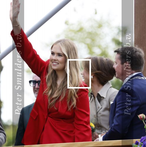 Dokkum 27 april 2026
Koningsdag is dit jaar in Dokkum . Namens de koninklijke familie zijn aanwezig : Koning Willem Alexander Koningin Maxima Prinses Amalia Prinses Alexia Prinses Ariane Prins Constantijn Prinses Laurentien Prins Maurits Prinses Marilene Prins Bernhard Prins Floris Prinses Aimee Prins Pieter Christiaan en Prinses Anita .