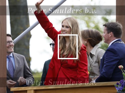 Dokkum 27 april 2026
Koningsdag is dit jaar in Dokkum . Namens de koninklijke familie zijn aanwezig : Koning Willem Alexander Koningin Maxima Prinses Amalia Prinses Alexia Prinses Ariane Prins Constantijn Prinses Laurentien Prins Maurits Prinses Marilene Prins Bernhard Prins Floris Prinses Aimee Prins Pieter Christiaan en Prinses Anita .