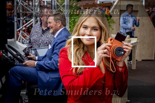 Dokkum 27 april 2026
Koningsdag is dit jaar in Dokkum . Namens de koninklijke familie zijn aanwezig : Koning Willem Alexander Koningin Maxima Prinses Amalia Prinses Alexia Prinses Ariane Prins Constantijn Prinses Laurentien Prins Maurits Prinses Marilene Prins Bernhard Prins Floris Prinses Aimee Prins Pieter Christiaan en Prinses Anita .