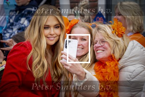 Dokkum 27 april 2026
Koningsdag is dit jaar in Dokkum . Namens de koninklijke familie zijn aanwezig : Koning Willem Alexander Koningin Maxima Prinses Amalia Prinses Alexia Prinses Ariane Prins Constantijn Prinses Laurentien Prins Maurits Prinses Marilene Prins Bernhard Prins Floris Prinses Aimee Prins Pieter Christiaan en Prinses Anita .