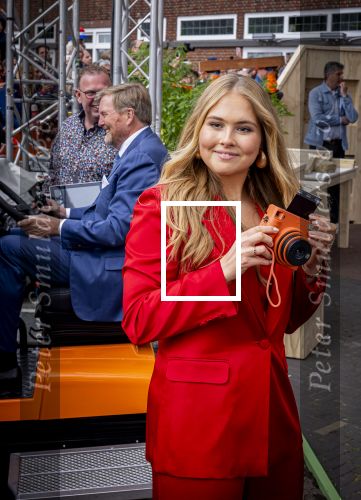 Dokkum 27 april 2026
Koningsdag is dit jaar in Dokkum . Namens de koninklijke familie zijn aanwezig : Koning Willem Alexander Koningin Maxima Prinses Amalia Prinses Alexia Prinses Ariane Prins Constantijn Prinses Laurentien Prins Maurits Prinses Marilene Prins Bernhard Prins Floris Prinses Aimee Prins Pieter Christiaan en Prinses Anita .
