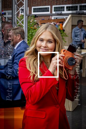 Dokkum 27 april 2026
Koningsdag is dit jaar in Dokkum . Namens de koninklijke familie zijn aanwezig : Koning Willem Alexander Koningin Maxima Prinses Amalia Prinses Alexia Prinses Ariane Prins Constantijn Prinses Laurentien Prins Maurits Prinses Marilene Prins Bernhard Prins Floris Prinses Aimee Prins Pieter Christiaan en Prinses Anita .