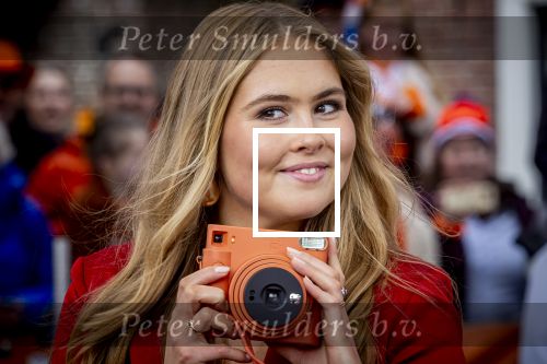 Dokkum 27 april 2026
Koningsdag is dit jaar in Dokkum . Namens de koninklijke familie zijn aanwezig : Koning Willem Alexander Koningin Maxima Prinses Amalia Prinses Alexia Prinses Ariane Prins Constantijn Prinses Laurentien Prins Maurits Prinses Marilene Prins Bernhard Prins Floris Prinses Aimee Prins Pieter Christiaan en Prinses Anita .