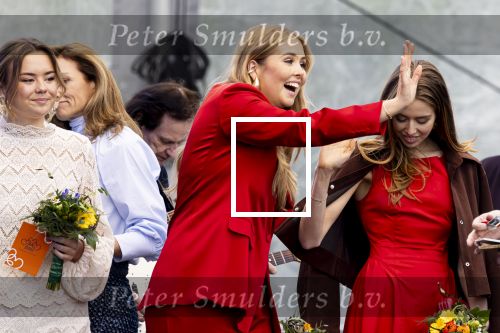 Dokkum 27 april 2026
Koningsdag is dit jaar in Dokkum . Namens de koninklijke familie zijn aanwezig : Koning Willem Alexander Koningin Maxima Prinses Amalia Prinses Alexia Prinses Ariane Prins Constantijn Prinses Laurentien Prins Maurits Prinses Marilene Prins Bernhard Prins Floris Prinses Aimee Prins Pieter Christiaan en Prinses Anita .