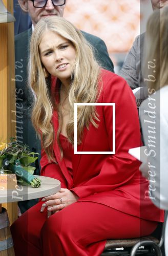 Dokkum 27 april 2026
Koningsdag is dit jaar in Dokkum . Namens de koninklijke familie zijn aanwezig : Koning Willem Alexander Koningin Maxima Prinses Amalia Prinses Alexia Prinses Ariane Prins Constantijn Prinses Laurentien Prins Maurits Prinses Marilene Prins Bernhard Prins Floris Prinses Aimee Prins Pieter Christiaan en Prinses Anita .