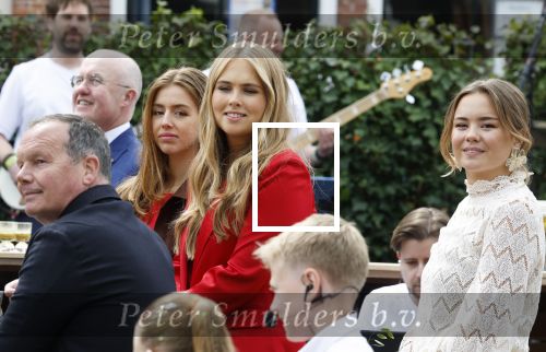 Dokkum 27 april 2026
Koningsdag is dit jaar in Dokkum . Namens de koninklijke familie zijn aanwezig : Koning Willem Alexander Koningin Maxima Prinses Amalia Prinses Alexia Prinses Ariane Prins Constantijn Prinses Laurentien Prins Maurits Prinses Marilene Prins Bernhard Prins Floris Prinses Aimee Prins Pieter Christiaan en Prinses Anita .
