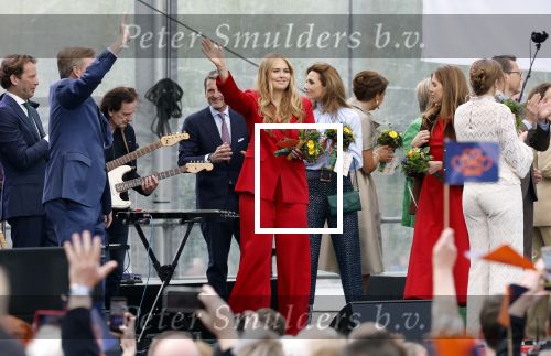 Dokkum 27 april 2026
Koningsdag is dit jaar in Dokkum . Namens de koninklijke familie zijn aanwezig : Koning Willem Alexander Koningin Maxima Prinses Amalia Prinses Alexia Prinses Ariane Prins Constantijn Prinses Laurentien Prins Maurits Prinses Marilene Prins Bernhard Prins Floris Prinses Aimee Prins Pieter Christiaan en Prinses Anita .