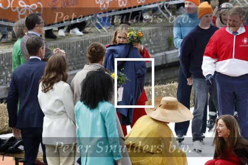 Dokkum 27 april 2026
Koningsdag is dit jaar in Dokkum . Namens de koninklijke familie zijn aanwezig : Koning Willem Alexander Koningin Maxima Prinses Amalia Prinses Alexia Prinses Ariane Prins Constantijn Prinses Laurentien Prins Maurits Prinses Marilene Prins Bernhard Prins Floris Prinses Aimee Prins Pieter Christiaan en Prinses Anita .