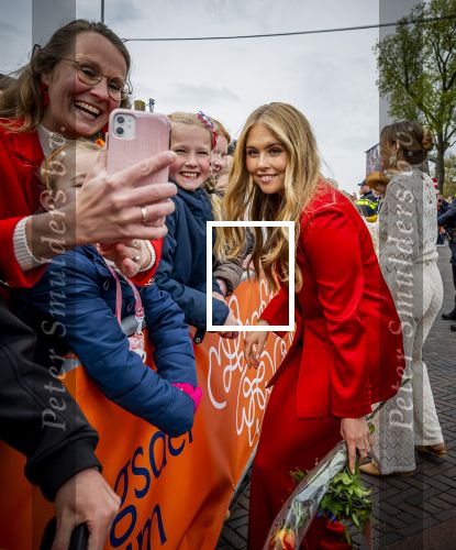 Dokkum 27 april 2026
Koningsdag is dit jaar in Dokkum . Namens de koninklijke familie zijn aanwezig : Koning Willem Alexander Koningin Maxima Prinses Amalia Prinses Alexia Prinses Ariane Prins Constantijn Prinses Laurentien Prins Maurits Prinses Marilene Prins Bernhard Prins Floris Prinses Aimee Prins Pieter Christiaan en Prinses Anita .
