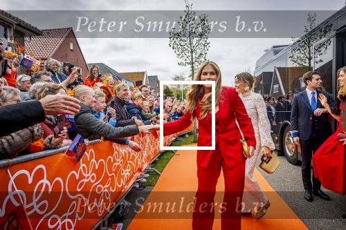 Dokkum 27 april 2026
Koningsdag is dit jaar in Dokkum . Namens de koninklijke familie zijn aanwezig : Koning Willem Alexander Koningin Maxima Prinses Amalia Prinses Alexia Prinses Ariane Prins Constantijn Prinses Laurentien Prins Maurits Prinses Marilene Prins Bernhard Prins Floris Prinses Aimee Prins Pieter Christiaan en Prinses Anita .