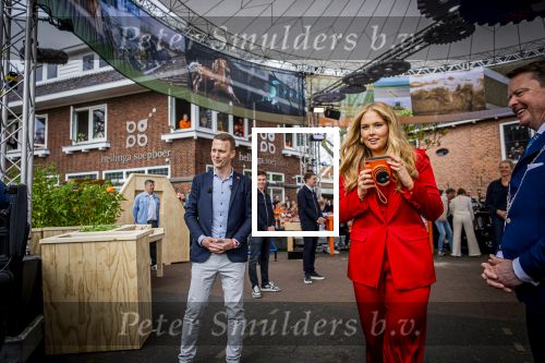 Dokkum 27 april 2026
Koningsdag is dit jaar in Dokkum . Namens de koninklijke familie zijn aanwezig : Koning Willem Alexander Koningin Maxima Prinses Amalia Prinses Alexia Prinses Ariane Prins Constantijn Prinses Laurentien Prins Maurits Prinses Marilene Prins Bernhard Prins Floris Prinses Aimee Prins Pieter Christiaan en Prinses Anita .