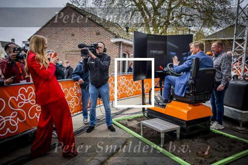 Dokkum 27 april 2026
Koningsdag is dit jaar in Dokkum . Namens de koninklijke familie zijn aanwezig : Koning Willem Alexander Koningin Maxima Prinses Amalia Prinses Alexia Prinses Ariane Prins Constantijn Prinses Laurentien Prins Maurits Prinses Marilene Prins Bernhard Prins Floris Prinses Aimee Prins Pieter Christiaan en Prinses Anita .