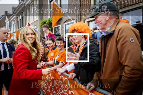 Dokkum 27 april 2026
Koningsdag is dit jaar in Dokkum . Namens de koninklijke familie zijn aanwezig : Koning Willem Alexander Koningin Maxima Prinses Amalia Prinses Alexia Prinses Ariane Prins Constantijn Prinses Laurentien Prins Maurits Prinses Marilene Prins Bernhard Prins Floris Prinses Aimee Prins Pieter Christiaan en Prinses Anita .