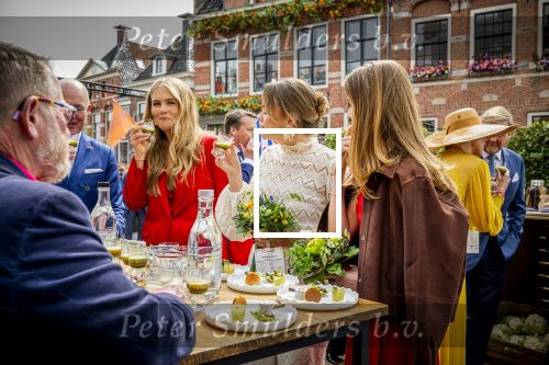 Dokkum 27 april 2026
Koningsdag is dit jaar in Dokkum . Namens de koninklijke familie zijn aanwezig : Koning Willem Alexander Koningin Maxima Prinses Amalia Prinses Alexia Prinses Ariane Prins Constantijn Prinses Laurentien Prins Maurits Prinses Marilene Prins Bernhard Prins Floris Prinses Aimee Prins Pieter Christiaan en Prinses Anita .