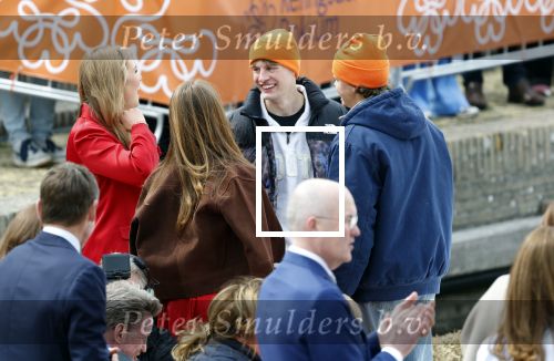 Dokkum 27 april 2026
Koningsdag is dit jaar in Dokkum . Namens de koninklijke familie zijn aanwezig : Koning Willem Alexander Koningin Maxima Prinses Amalia Prinses Alexia Prinses Ariane Prins Constantijn Prinses Laurentien Prins Maurits Prinses Marilene Prins Bernhard Prins Floris Prinses Aimee Prins Pieter Christiaan en Prinses Anita . Jens v t Wout en Melle v t Wout