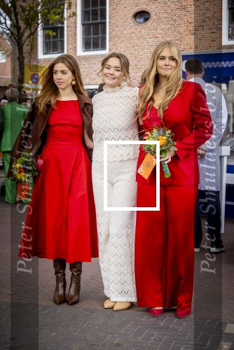 Dokkum 27 april 2026
Koningsdag is dit jaar in Dokkum . Namens de koninklijke familie zijn aanwezig : Koning Willem Alexander Koningin Maxima Prinses Amalia Prinses Alexia Prinses Ariane Prins Constantijn Prinses Laurentien Prins Maurits Prinses Marilene Prins Bernhard Prins Floris Prinses Aimee Prins Pieter Christiaan en Prinses Anita .