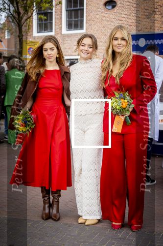 Dokkum 27 april 2026
Koningsdag is dit jaar in Dokkum . Namens de koninklijke familie zijn aanwezig : Koning Willem Alexander Koningin Maxima Prinses Amalia Prinses Alexia Prinses Ariane Prins Constantijn Prinses Laurentien Prins Maurits Prinses Marilene Prins Bernhard Prins Floris Prinses Aimee Prins Pieter Christiaan en Prinses Anita .