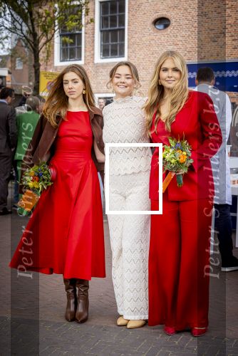 Dokkum 27 april 2026
Koningsdag is dit jaar in Dokkum . Namens de koninklijke familie zijn aanwezig : Koning Willem Alexander Koningin Maxima Prinses Amalia Prinses Alexia Prinses Ariane Prins Constantijn Prinses Laurentien Prins Maurits Prinses Marilene Prins Bernhard Prins Floris Prinses Aimee Prins Pieter Christiaan en Prinses Anita .