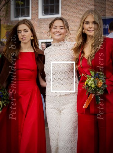 Dokkum 27 april 2026
Koningsdag is dit jaar in Dokkum . Namens de koninklijke familie zijn aanwezig : Koning Willem Alexander Koningin Maxima Prinses Amalia Prinses Alexia Prinses Ariane Prins Constantijn Prinses Laurentien Prins Maurits Prinses Marilene Prins Bernhard Prins Floris Prinses Aimee Prins Pieter Christiaan en Prinses Anita .