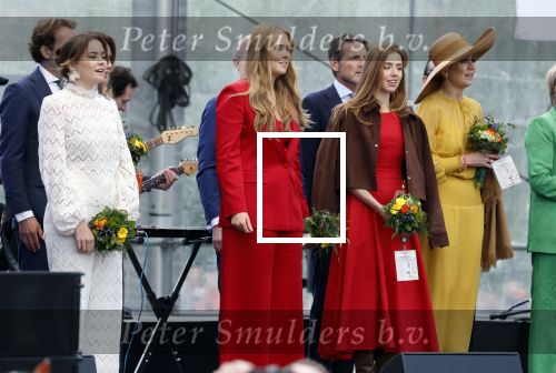 Dokkum 27 april 2026
Koningsdag is dit jaar in Dokkum . Namens de koninklijke familie zijn aanwezig : Koning Willem Alexander Koningin Maxima Prinses Amalia Prinses Alexia Prinses Ariane Prins Constantijn Prinses Laurentien Prins Maurits Prinses Marilene Prins Bernhard Prins Floris Prinses Aimee Prins Pieter Christiaan en Prinses Anita .