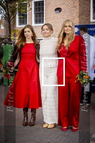 Dokkum 27 april 2026
Koningsdag is dit jaar in Dokkum . Namens de koninklijke familie zijn aanwezig : Koning Willem Alexander Koningin Maxima Prinses Amalia Prinses Alexia Prinses Ariane Prins Constantijn Prinses Laurentien Prins Maurits Prinses Marilene Prins Bernhard Prins Floris Prinses Aimee Prins Pieter Christiaan en Prinses Anita .
