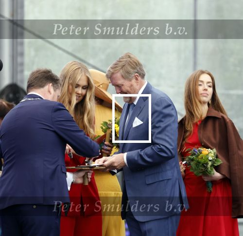Dokkum 27 april 2026
Koningsdag is dit jaar in Dokkum . Namens de koninklijke familie zijn aanwezig : Koning Willem Alexander Koningin Maxima Prinses Amalia Prinses Alexia Prinses Ariane Prins Constantijn Prinses Laurentien Prins Maurits Prinses Marilene Prins Bernhard Prins Floris Prinses Aimee Prins Pieter Christiaan en Prinses Anita .