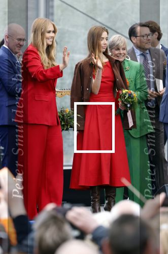 Dokkum 27 april 2026
Koningsdag is dit jaar in Dokkum . Namens de koninklijke familie zijn aanwezig : Koning Willem Alexander Koningin Maxima Prinses Amalia Prinses Alexia Prinses Ariane Prins Constantijn Prinses Laurentien Prins Maurits Prinses Marilene Prins Bernhard Prins Floris Prinses Aimee Prins Pieter Christiaan en Prinses Anita .