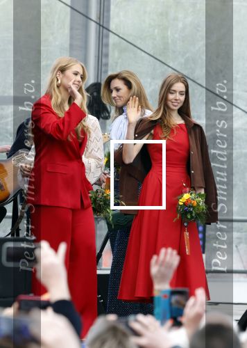 Dokkum 27 april 2026
Koningsdag is dit jaar in Dokkum . Namens de koninklijke familie zijn aanwezig : Koning Willem Alexander Koningin Maxima Prinses Amalia Prinses Alexia Prinses Ariane Prins Constantijn Prinses Laurentien Prins Maurits Prinses Marilene Prins Bernhard Prins Floris Prinses Aimee Prins Pieter Christiaan en Prinses Anita .
