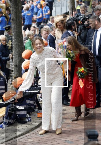 Dokkum 27 april 2026
Koningsdag is dit jaar in Dokkum . Namens de koninklijke familie zijn aanwezig : Koning Willem Alexander Koningin Maxima Prinses Amalia Prinses Alexia Prinses Ariane Prins Constantijn Prinses Laurentien Prins Maurits Prinses Marilene Prins Bernhard Prins Floris Prinses Aimee Prins Pieter Christiaan en Prinses Anita .