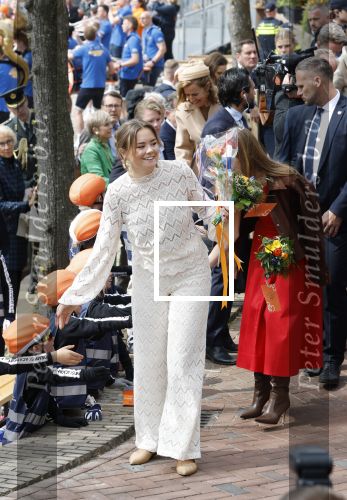 Dokkum 27 april 2026
Koningsdag is dit jaar in Dokkum . Namens de koninklijke familie zijn aanwezig : Koning Willem Alexander Koningin Maxima Prinses Amalia Prinses Alexia Prinses Ariane Prins Constantijn Prinses Laurentien Prins Maurits Prinses Marilene Prins Bernhard Prins Floris Prinses Aimee Prins Pieter Christiaan en Prinses Anita .