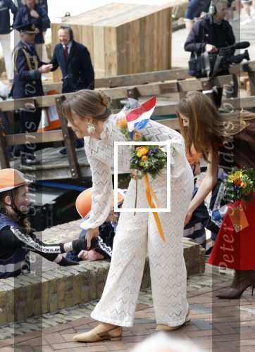 Dokkum 27 april 2026
Koningsdag is dit jaar in Dokkum . Namens de koninklijke familie zijn aanwezig : Koning Willem Alexander Koningin Maxima Prinses Amalia Prinses Alexia Prinses Ariane Prins Constantijn Prinses Laurentien Prins Maurits Prinses Marilene Prins Bernhard Prins Floris Prinses Aimee Prins Pieter Christiaan en Prinses Anita .