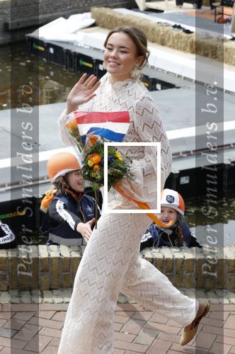 Dokkum 27 april 2026
Koningsdag is dit jaar in Dokkum . Namens de koninklijke familie zijn aanwezig : Koning Willem Alexander Koningin Maxima Prinses Amalia Prinses Alexia Prinses Ariane Prins Constantijn Prinses Laurentien Prins Maurits Prinses Marilene Prins Bernhard Prins Floris Prinses Aimee Prins Pieter Christiaan en Prinses Anita .