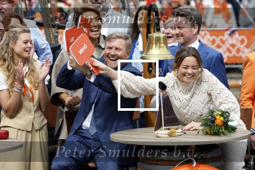 Dokkum 27 april 2026
Koningsdag is dit jaar in Dokkum . Namens de koninklijke familie zijn aanwezig : Koning Willem Alexander Koningin Maxima Prinses Amalia Prinses Alexia Prinses Ariane Prins Constantijn Prinses Laurentien Prins Maurits Prinses Marilene Prins Bernhard Prins Floris Prinses Aimee Prins Pieter Christiaan en Prinses Anita .