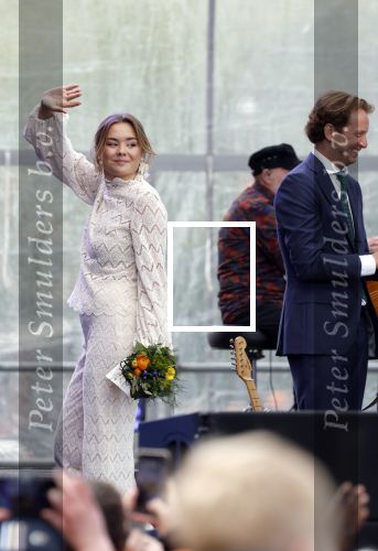 Dokkum 27 april 2026
Koningsdag is dit jaar in Dokkum . Namens de koninklijke familie zijn aanwezig : Koning Willem Alexander Koningin Maxima Prinses Amalia Prinses Alexia Prinses Ariane Prins Constantijn Prinses Laurentien Prins Maurits Prinses Marilene Prins Bernhard Prins Floris Prinses Aimee Prins Pieter Christiaan en Prinses Anita .