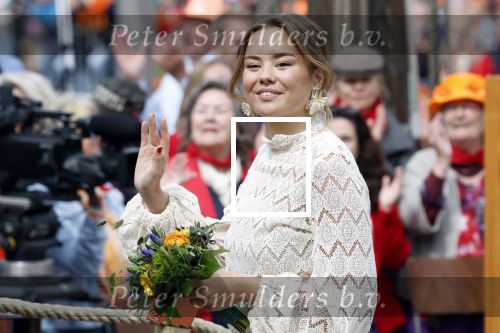 Dokkum 27 april 2026
Koningsdag is dit jaar in Dokkum . Namens de koninklijke familie zijn aanwezig : Koning Willem Alexander Koningin Maxima Prinses Amalia Prinses Alexia Prinses Ariane Prins Constantijn Prinses Laurentien Prins Maurits Prinses Marilene Prins Bernhard Prins Floris Prinses Aimee Prins Pieter Christiaan en Prinses Anita .