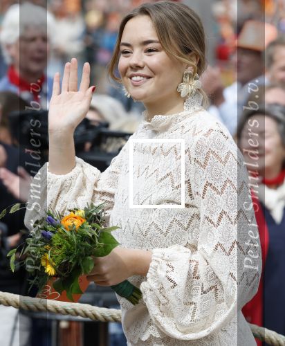 Dokkum 27 april 2026
Koningsdag is dit jaar in Dokkum . Namens de koninklijke familie zijn aanwezig : Koning Willem Alexander Koningin Maxima Prinses Amalia Prinses Alexia Prinses Ariane Prins Constantijn Prinses Laurentien Prins Maurits Prinses Marilene Prins Bernhard Prins Floris Prinses Aimee Prins Pieter Christiaan en Prinses Anita .