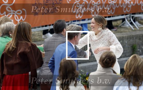 Dokkum 27 april 2026
Koningsdag is dit jaar in Dokkum . Namens de koninklijke familie zijn aanwezig : Koning Willem Alexander Koningin Maxima Prinses Amalia Prinses Alexia Prinses Ariane Prins Constantijn Prinses Laurentien Prins Maurits Prinses Marilene Prins Bernhard Prins Floris Prinses Aimee Prins Pieter Christiaan en Prinses Anita .