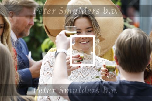 Dokkum 27 april 2026
Koningsdag is dit jaar in Dokkum . Namens de koninklijke familie zijn aanwezig : Koning Willem Alexander Koningin Maxima Prinses Amalia Prinses Alexia Prinses Ariane Prins Constantijn Prinses Laurentien Prins Maurits Prinses Marilene Prins Bernhard Prins Floris Prinses Aimee Prins Pieter Christiaan en Prinses Anita .