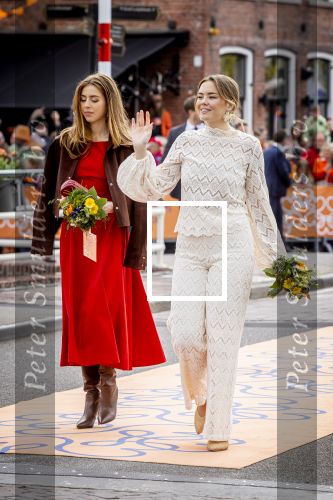 Dokkum 27 april 2026
Koningsdag is dit jaar in Dokkum . Namens de koninklijke familie zijn aanwezig : Koning Willem Alexander Koningin Maxima Prinses Amalia Prinses Alexia Prinses Ariane Prins Constantijn Prinses Laurentien Prins Maurits Prinses Marilene Prins Bernhard Prins Floris Prinses Aimee Prins Pieter Christiaan en Prinses Anita .