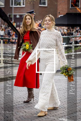 Dokkum 27 april 2026
Koningsdag is dit jaar in Dokkum . Namens de koninklijke familie zijn aanwezig : Koning Willem Alexander Koningin Maxima Prinses Amalia Prinses Alexia Prinses Ariane Prins Constantijn Prinses Laurentien Prins Maurits Prinses Marilene Prins Bernhard Prins Floris Prinses Aimee Prins Pieter Christiaan en Prinses Anita .